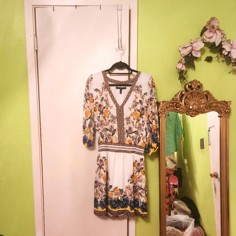 White house black market short dress, sz M floral yellow, 3/4 sleeves V neck